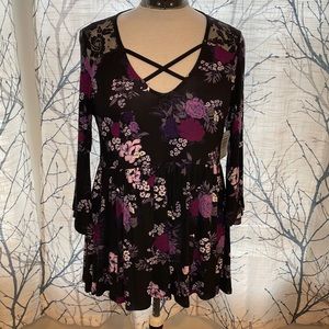 Torrid women’s size 00 soft knit 3/4 sleeve v neck print blouse.